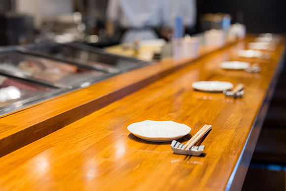 明るい雰囲気の店内で、肩肘張らずに美味しい鮨を堪能